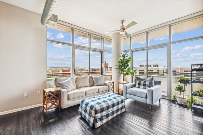 Building Photo - HUGE 10th Floor Luxury 2 Bed, 2 Full Bath ...