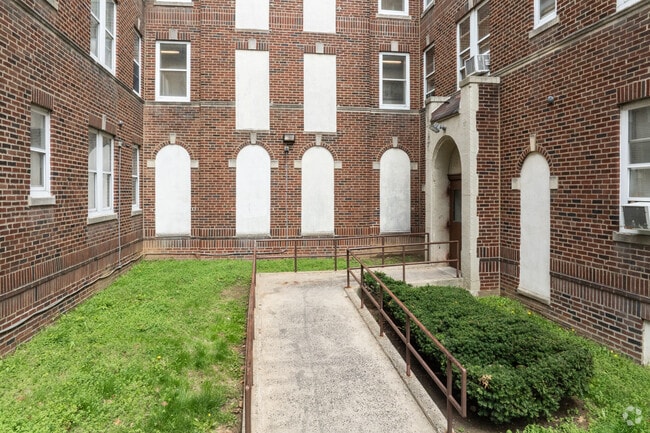Courtyard - Oak Lane Court Apartments