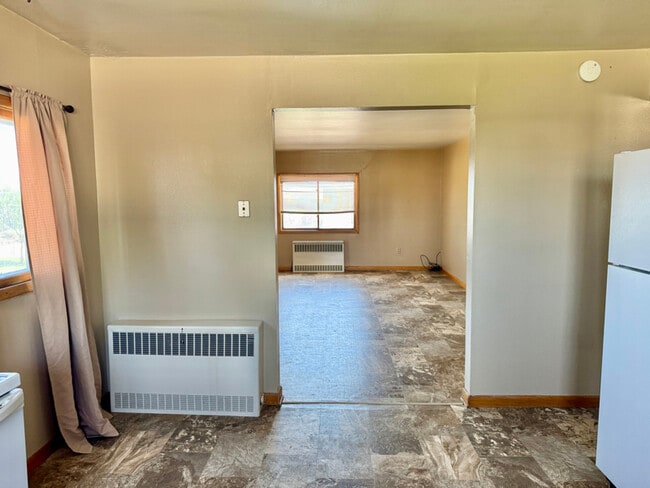 Building Photo - 302 W 7th St