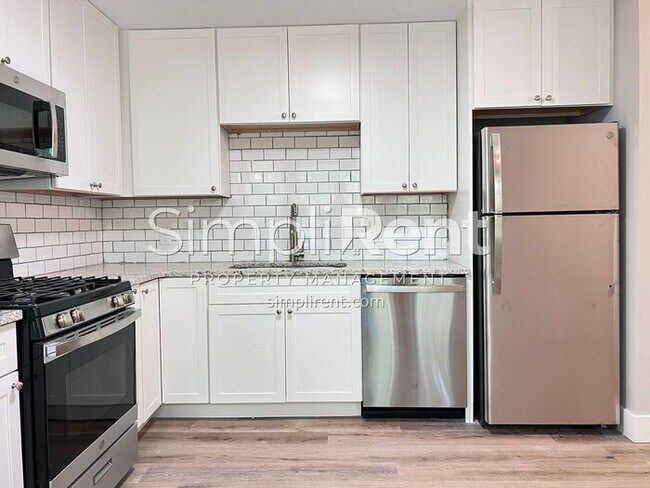 Building Photo - FULLY RENOVATED! 3 Bdrm / 2 Bath Home - Av...