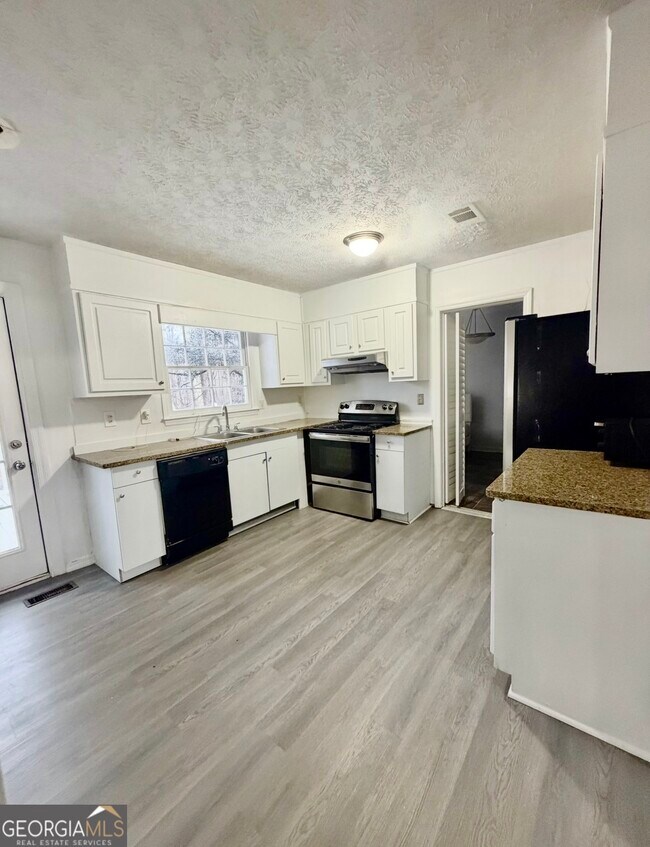 Foto del edificio - 975 Daisy Ct NW