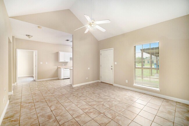 Foto del edificio - Beautifully Crafted 3 bed 2 bath duplex lo...