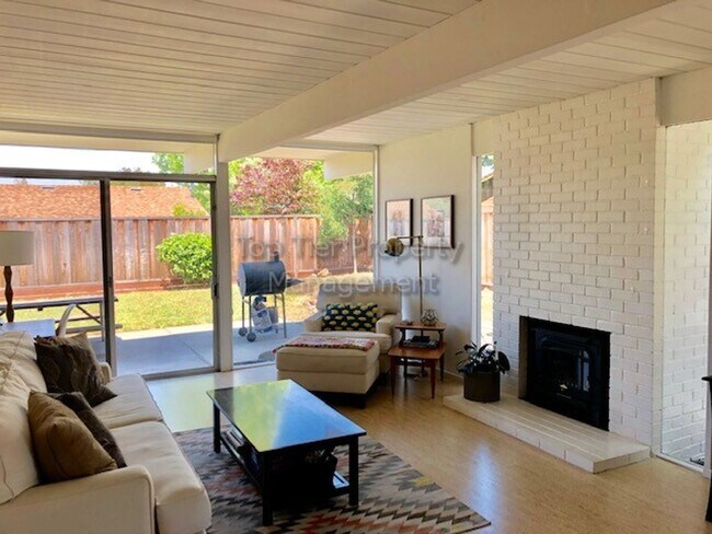 Foto del edificio - Popular Eichler model 4 Bed / 2 Bath / 1,742 Sqft Walnut Creek single-family house in the Rancho ...