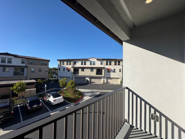 Foto del edificio - Modern Turn-Key Three-Story Townhome