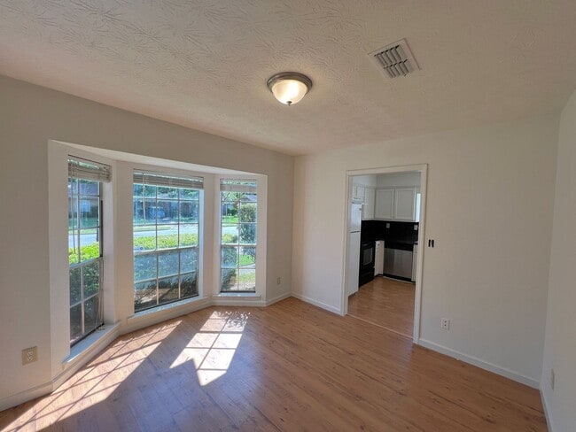 Building Photo - Lovely 3-Bedroom