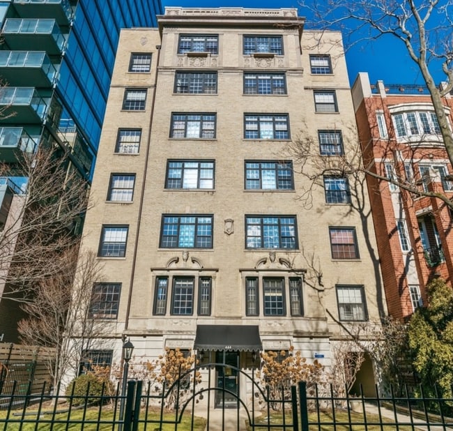 Exterior view - 444 W Belmont Ave Apartment