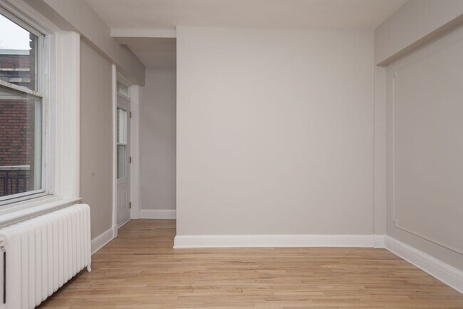 Building Photo - 4557 Rue Sherbrooke O