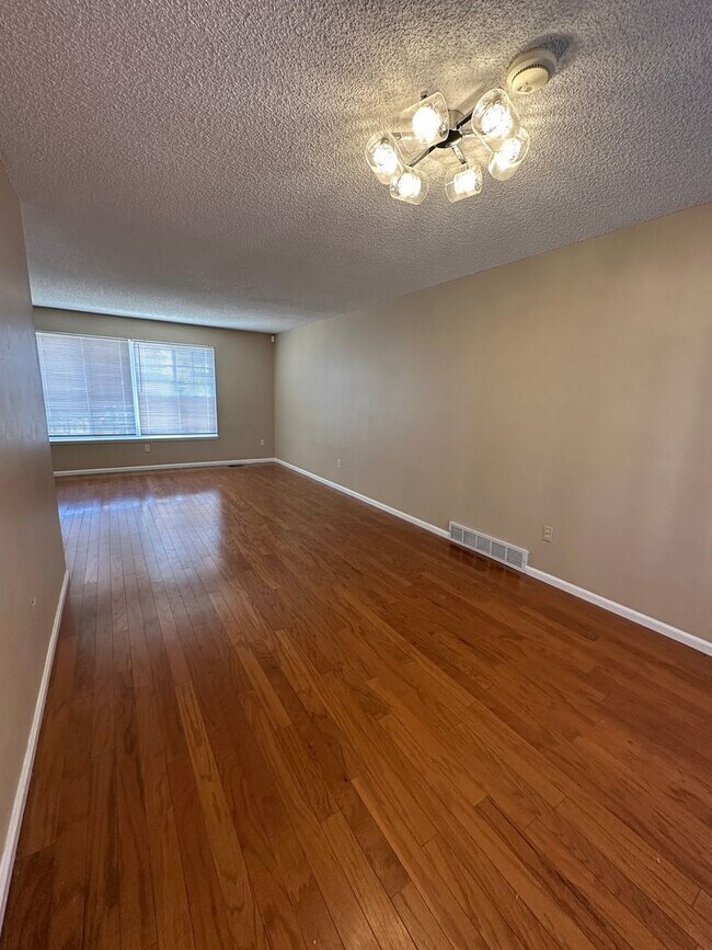 Foto del edificio - 5 bedroom 3 bathroom Sinlge Family House in Aurora