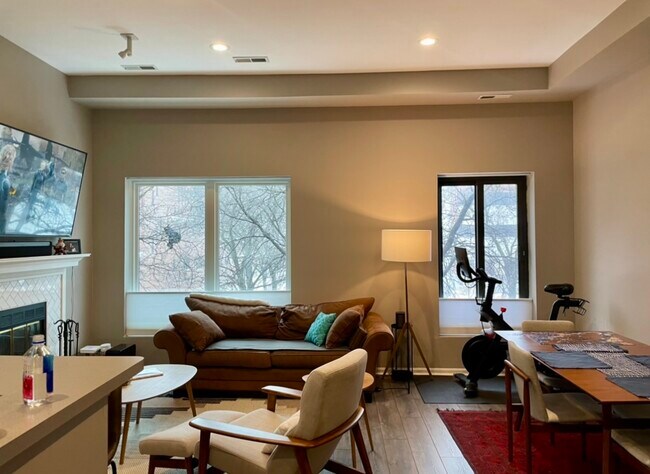 Living/dinning room - 857 N La Salle Dr