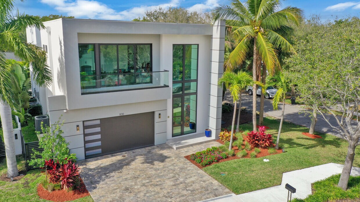 Foto principal - 830 Lake Ave N
