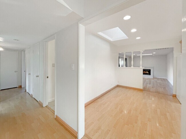 Foto del edificio - Charming 3-Bedroom Single-Family Home in Prime Cupertino Location