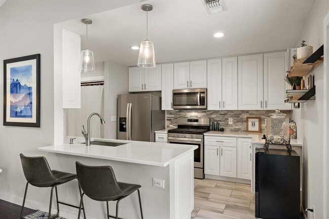Building Photo - 2101 Falcon Hill Dr