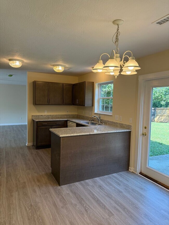 Building Photo - Updated 4 Bedroom 2.5 Bath house in conven...