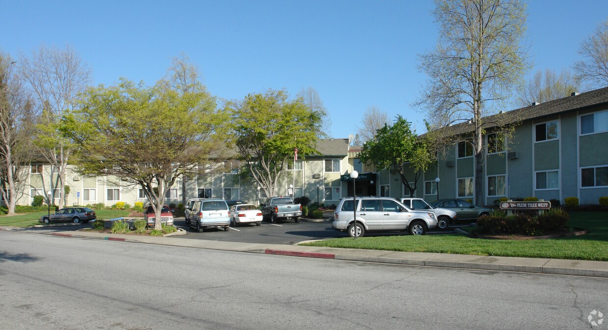 Foto del edificio - Plum Tree West Apartments