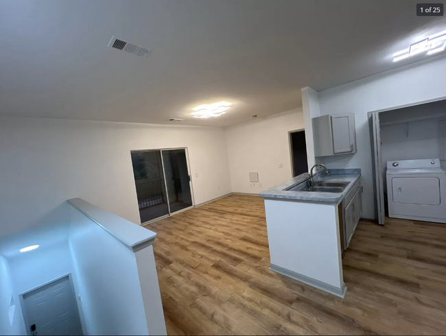 Building Photo - 447 W Longleaf Dr