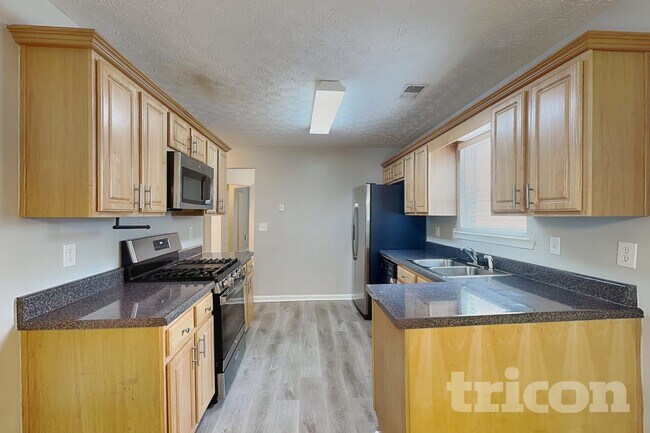 Building Photo - 9598 Lakeview Cir