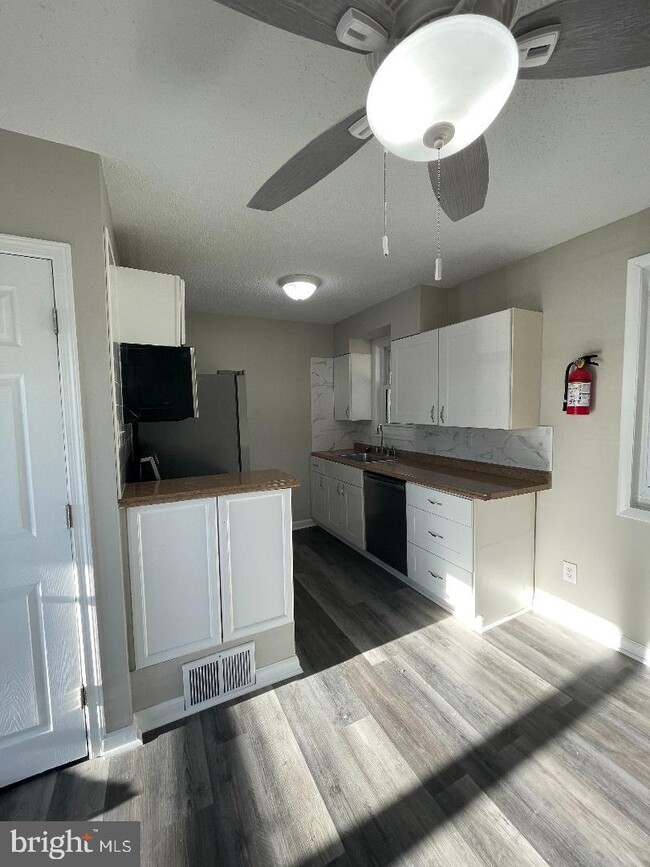 Building Photo - 208 Knight Ave