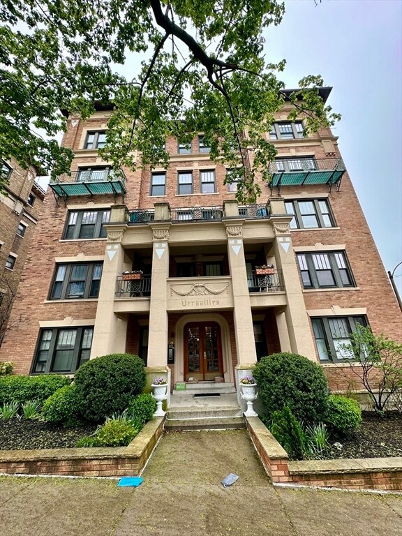 Building Photo - 462 Park Dr