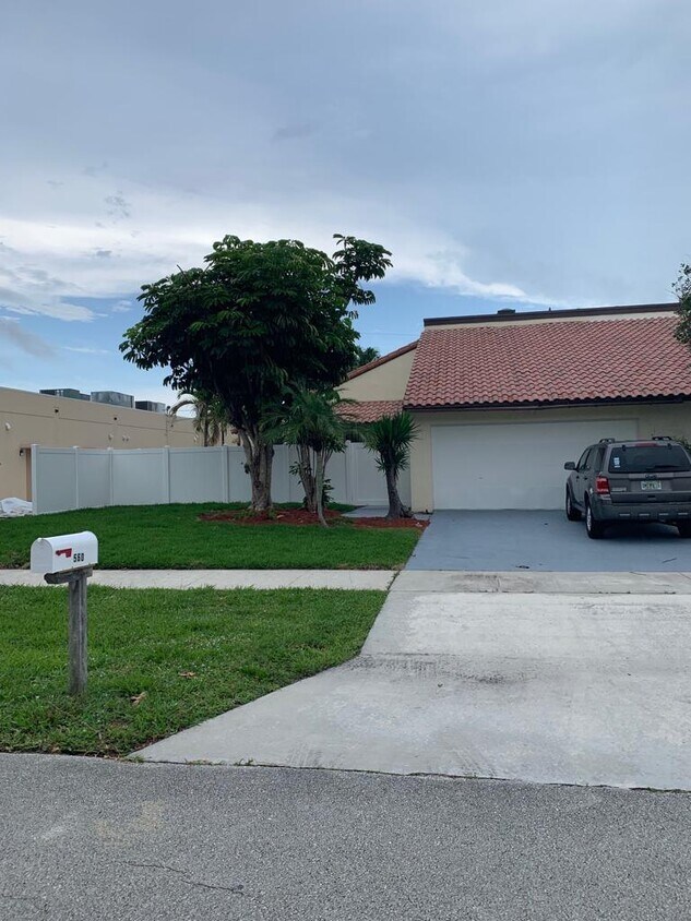 Primary Photo - 560 NE 48th St