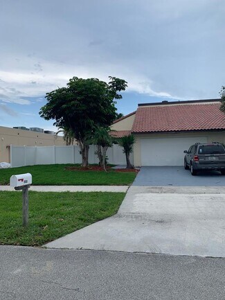 Building Photo - 560 NE 48th St