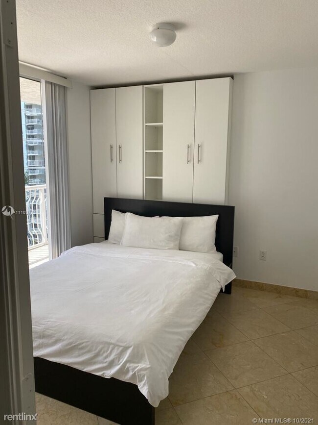 Building Photo - 1200 Brickell Bay Dr