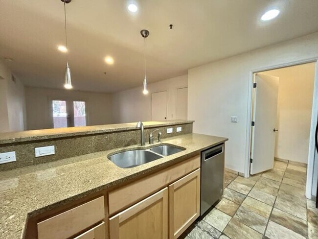 Foto del edificio - 4704 E Paradise Village Pkwy N