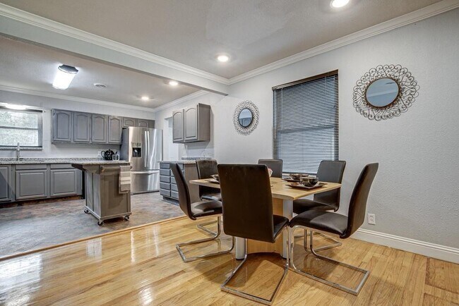 Building Photo - 2332 Hartline Dr