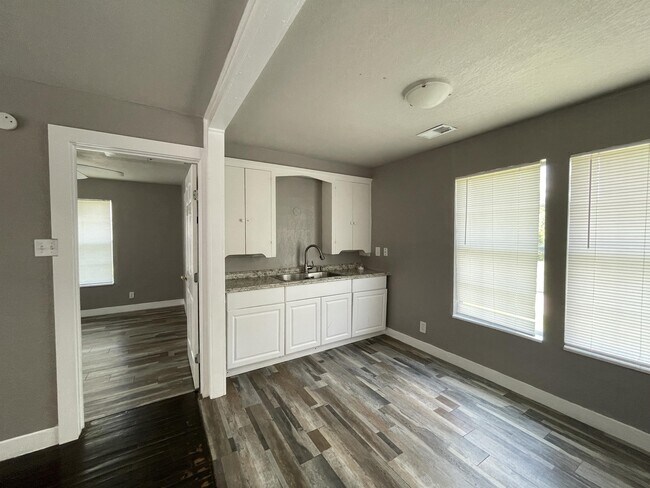 Building Photo - 413 Osage St