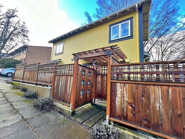 Building Photo - 417 SE 19th Ave