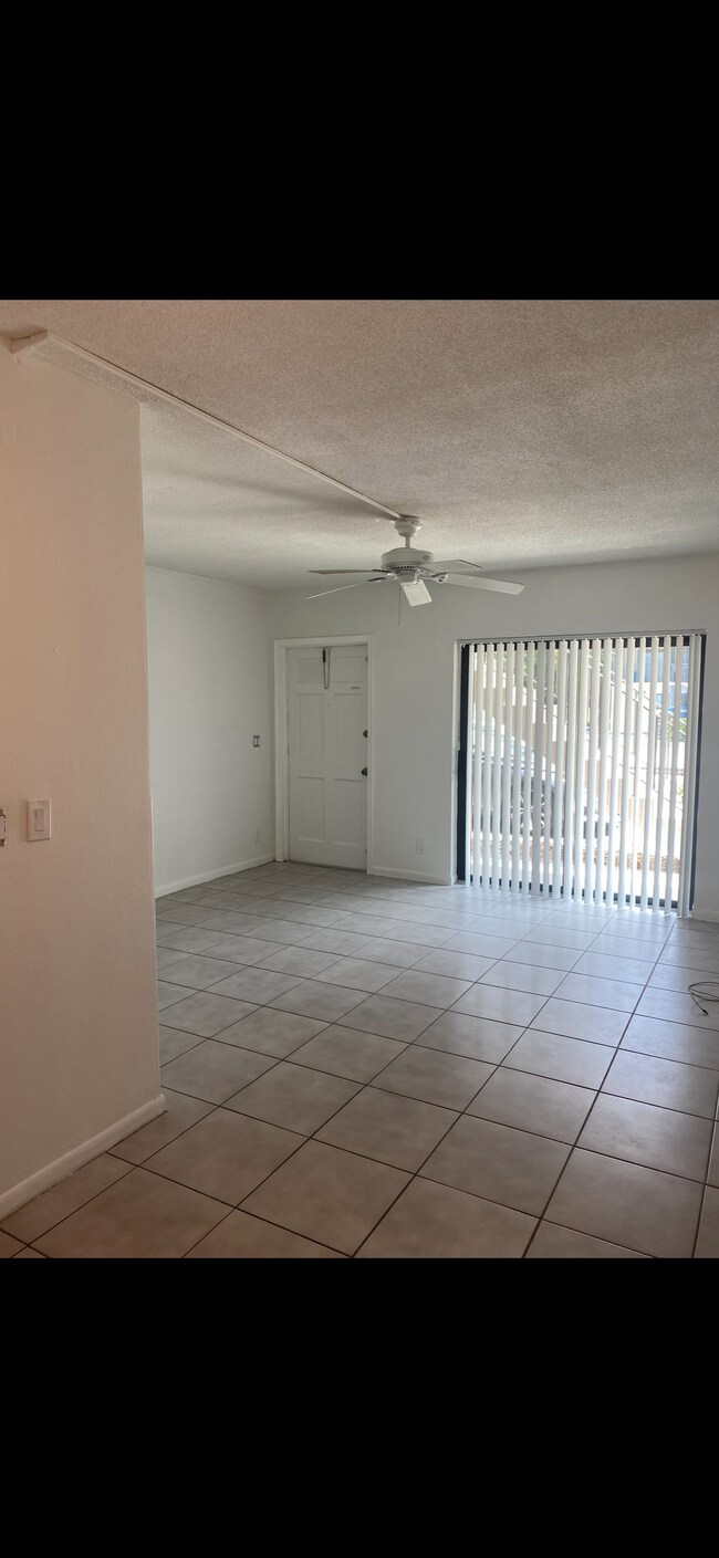 Entry and Living area - 521 NE 45th St