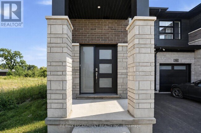Photo du bâtiment - 761 Bradford Ave