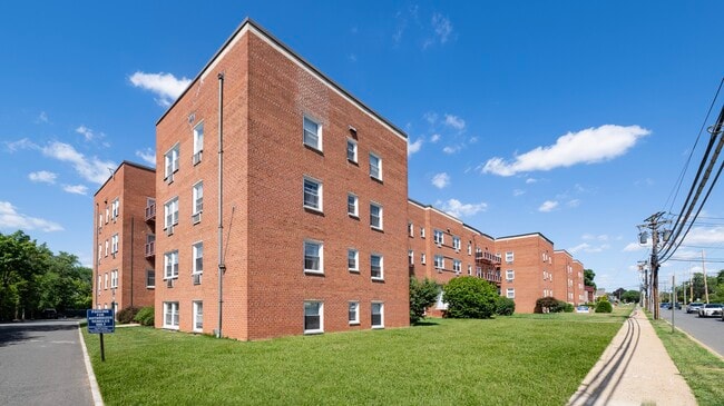 Mejora tu estilo de vida en Dorchester House Apartments, donde la vida moderna se combina con espacios exteriores serenos. Disfruta de amplios apartamentos en un entorno impecablemente mantenido. ¡Explora nuestra comunidad hoy mismo e imagina tu nuevo hogar! - Dorchester House