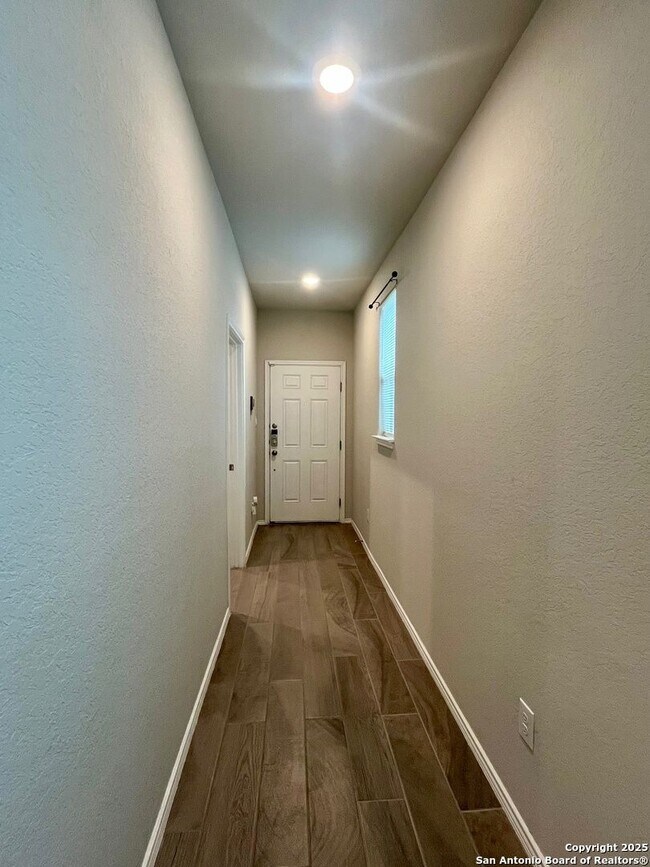Foto del edificio - 3/2 Single Story Conveniently Located to B...
