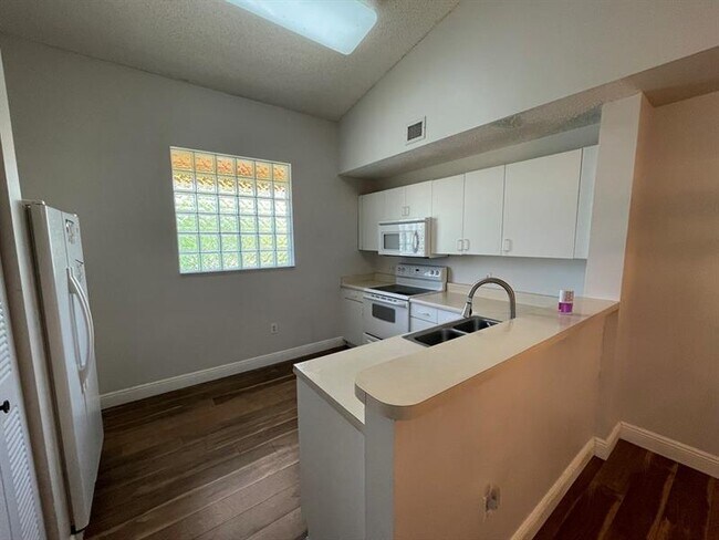 Building Photo - 6992 SW 39th St