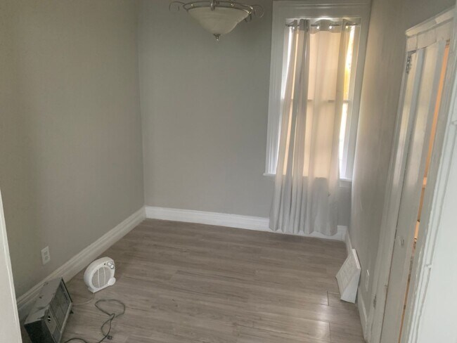 Building Photo - Section 8 Accepted! Spacious newly renovat...