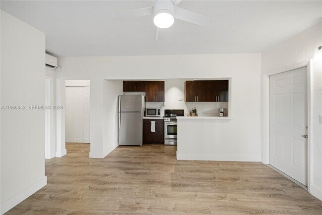 Foto del edificio - 570 NE 69th St