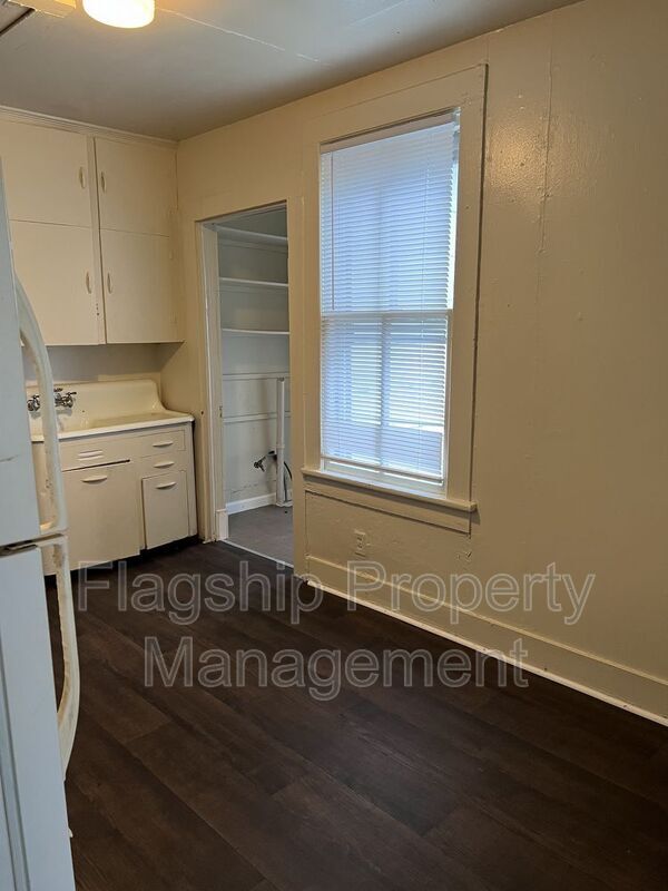 Foto del edificio - 1123 S Washington St