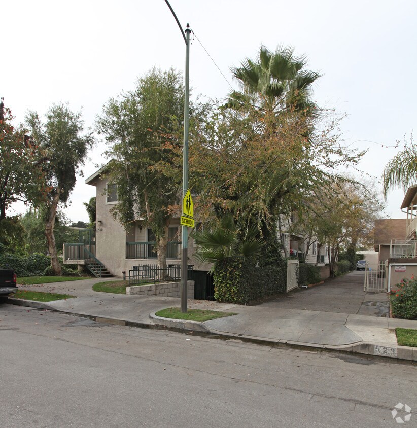 Foto del edificio - 519 Justin Ave