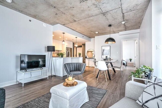 Building Photo - 8300 Boul Du Saint-Laurent