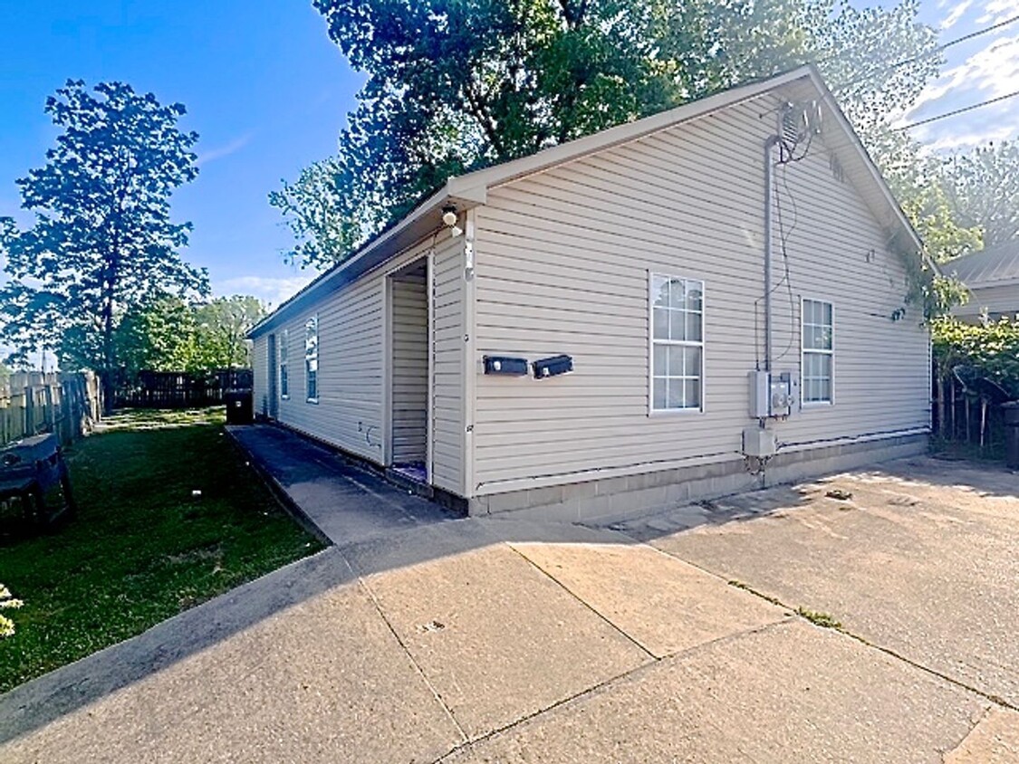 Primary Photo - 1326 W Huntington Ave