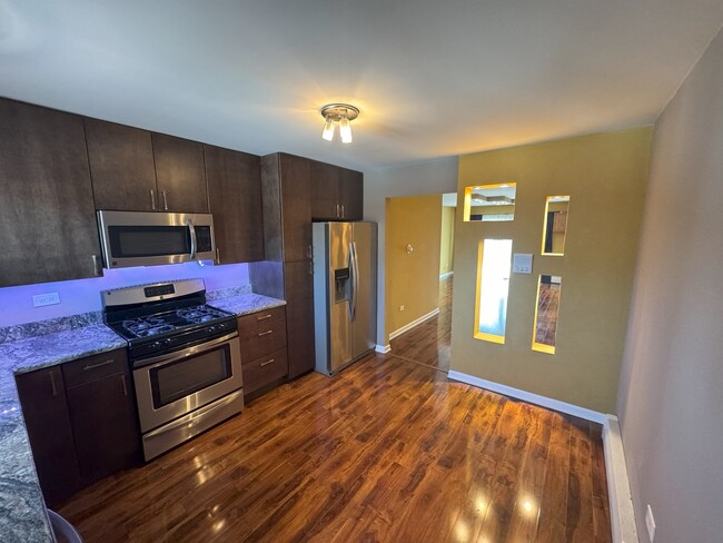 Foto del edificio - 926 W Irving Park Rd