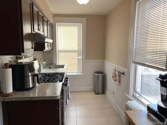 Building Photo - 253 Sea Cliff Ave