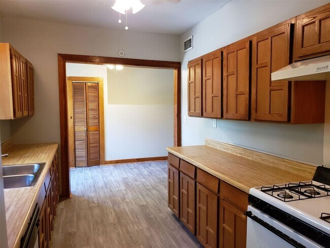 Building Photo - 2 Bedroom, 1 Bath Apartment in Munger Plac...
