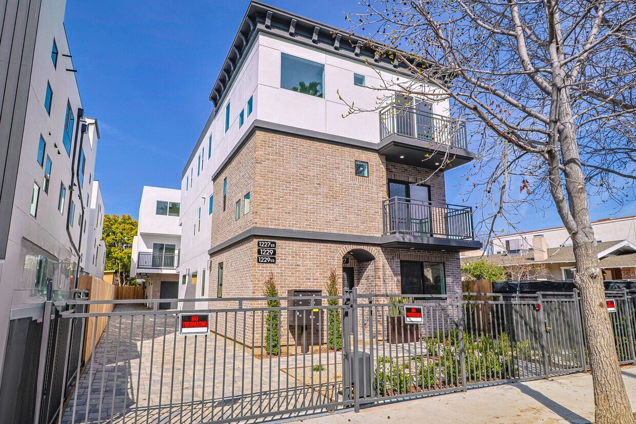 Primary Photo - 1227 N June St