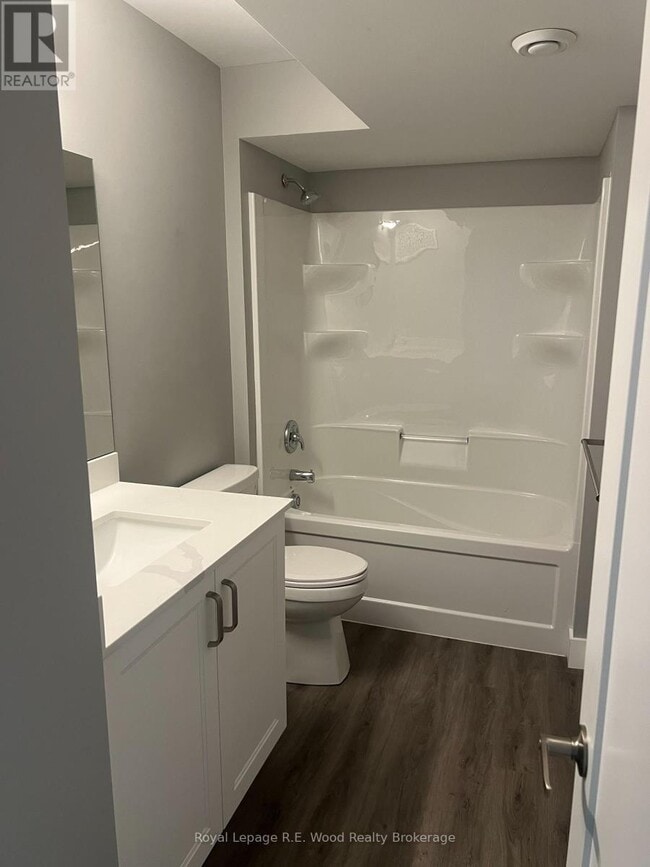 Building Photo - 335 John St S