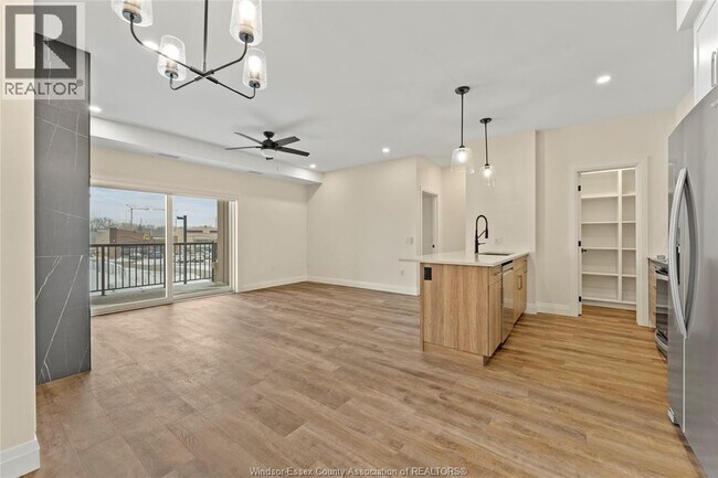 Photo du bâtiment - 1740 Sprucewood Ave