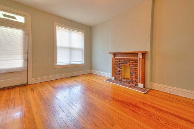 Building Photo - Very nice spacious 1 bedroom 1 bath with hardwood throughout and located in a great city neighbor...