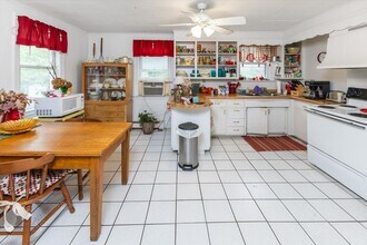 Building Photo - 547 W Main St