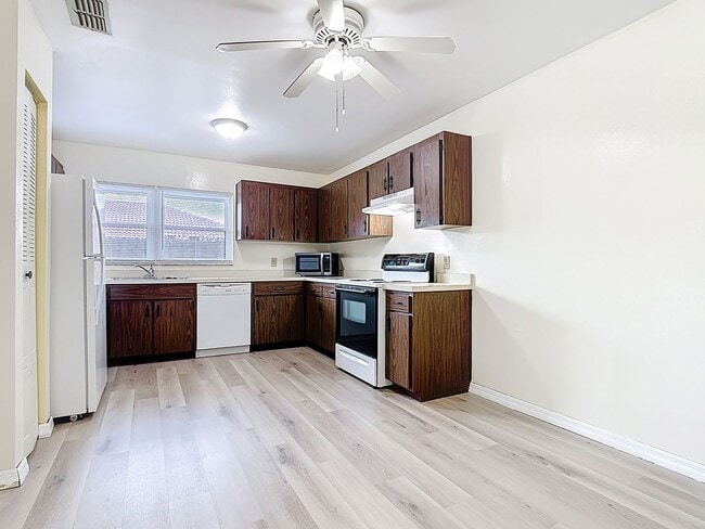 Building Photo - Spanish-Style 3 Bedroom, 2.5 Bath Mediterranean Rooftop Townhouse – Basic Cable & Wi-Fi Included!