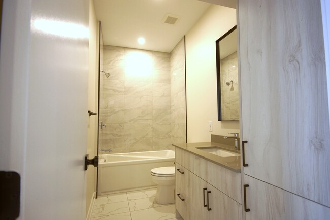 Building Photo - 1353 Gosset St